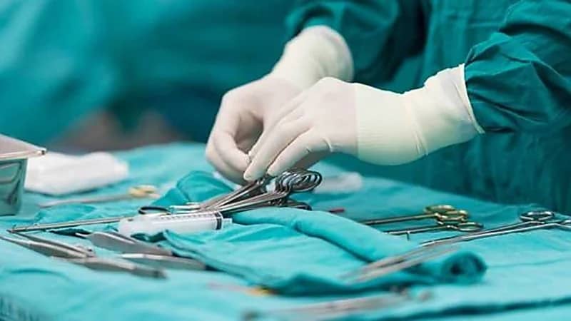 طبيب يجري ولادة قيصرية قبل موعدها بثلاثة أشهر