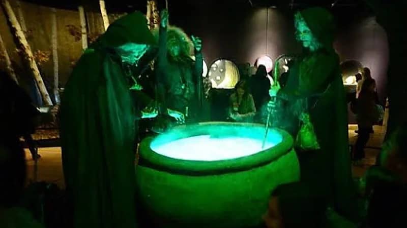 200 رجل يحرقون امرأة ويدّعون أنها ساحرة