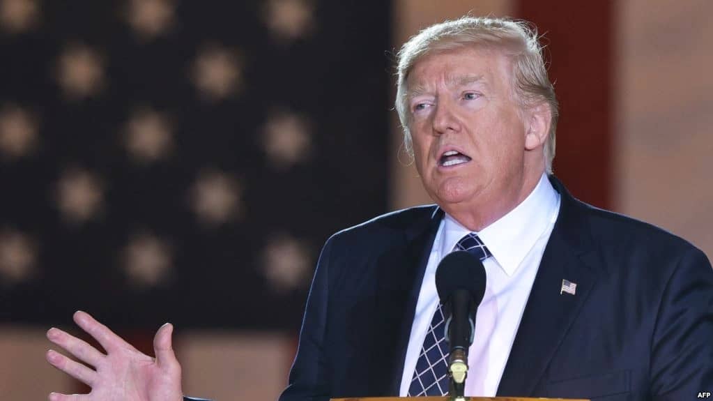 هيلاري كلينتون تشن هجوما على " ترامب " وتصفه بـ " الجهل "