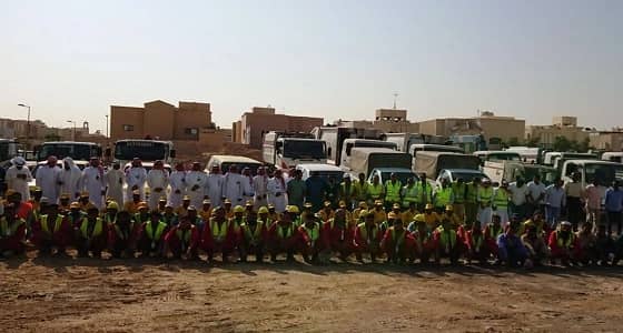 بالصور.. بلدية العليا تضبط 3 شركات مخالفة وتزيل 6 سيارات تالفة