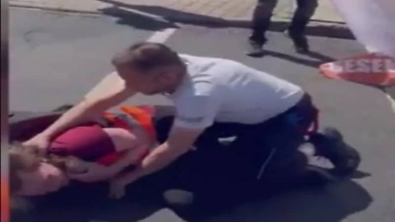 قائد شاحنة يعتدي على نشطاء المناخ في ألمانيا.. فيديو