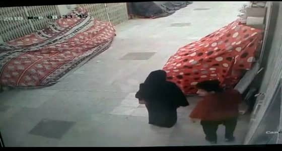 كاميرات المراقبة تلتقط وافد يمارس الرذيلة مع سيدة في مجمع تجاري