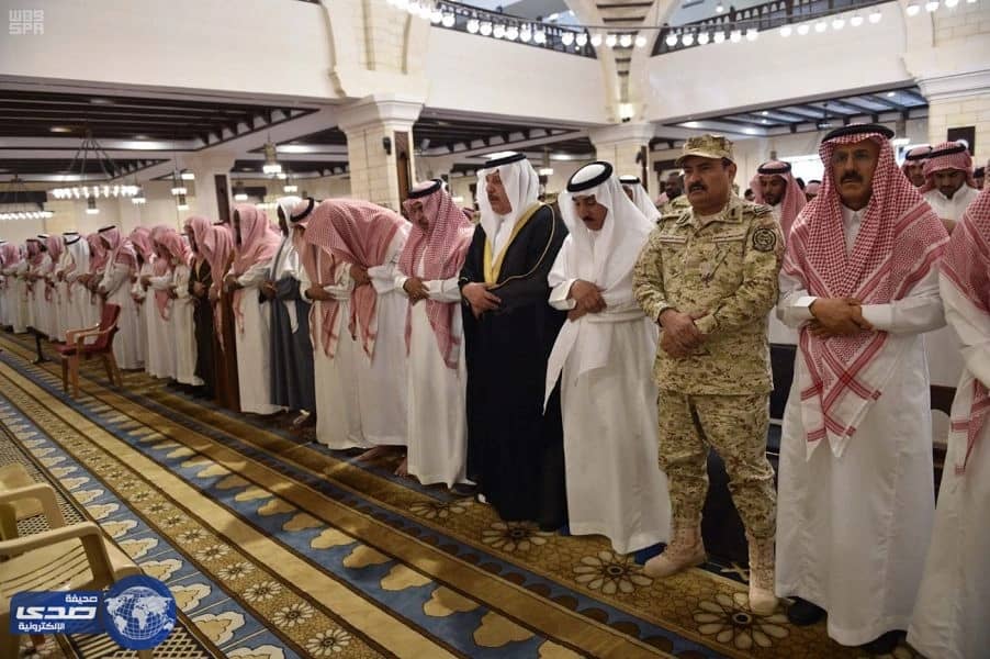 نائب وزير الحرس الوطني يؤدي صلاة الميت على الشهيدين السبيعي و الهويريني