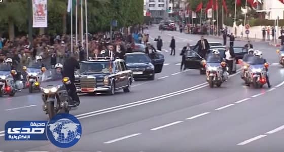 بالفيديو.. شجار عنيف بين فتاتين بأحد المطاعم على شاب