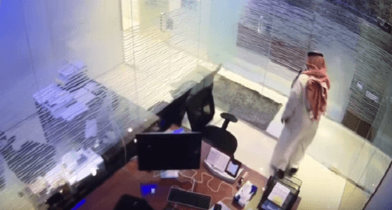 بالفيديو.. عاطل يستغل انشغال الموظفين بالصلاة في إحدى الشركات ويسرق أغراضهم