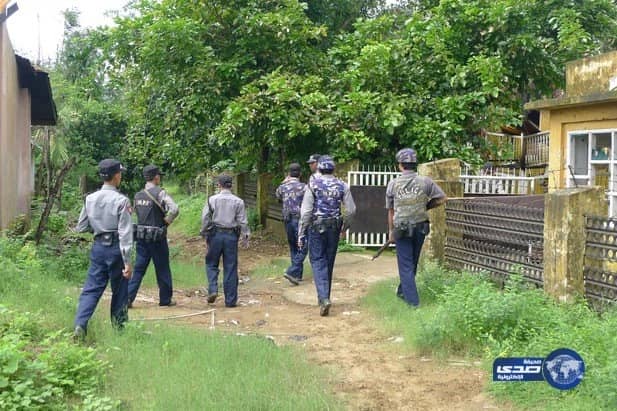 عنصر بالجيش الميانماري يطعن سيدة ويحاول الاعتداء على فتاة روهنجية