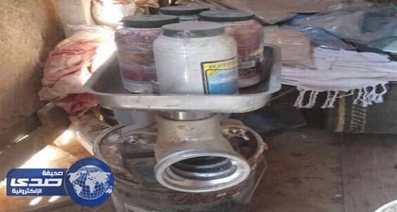 التجارة تضبط عمالة تخلط نشارة الخشب لإنتاج المعسل