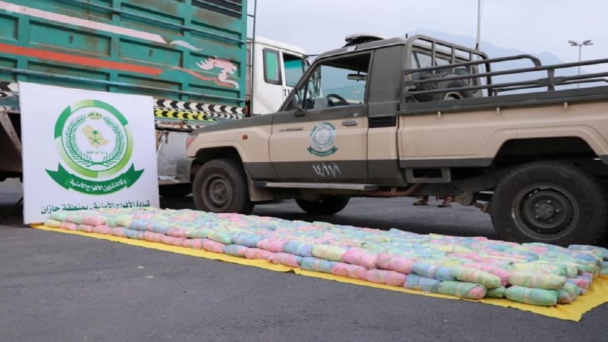 القبض على شخص بحوزته 93 كيلو جرامًا من الحشيش والإمفيتامين بجازان