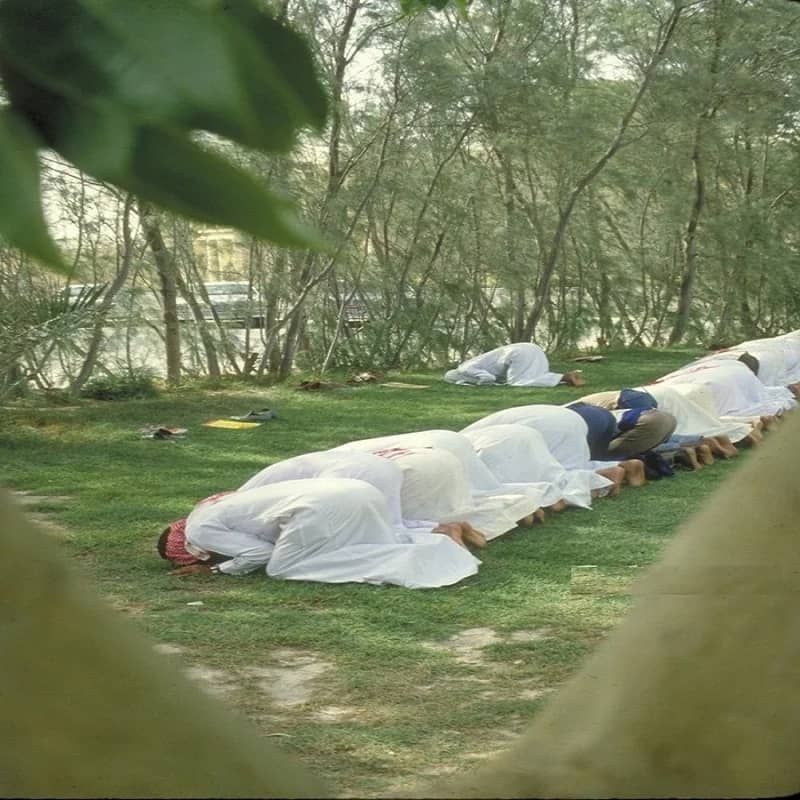 مجموعة من الطلاب يؤدون الصلاة قبل 43 عام بالشرقية