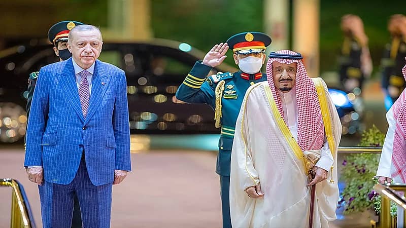 بالصور.. خادم الحرمين يستقبل الرئيس التركي ويُقيم مأدبة عشاء رسمية