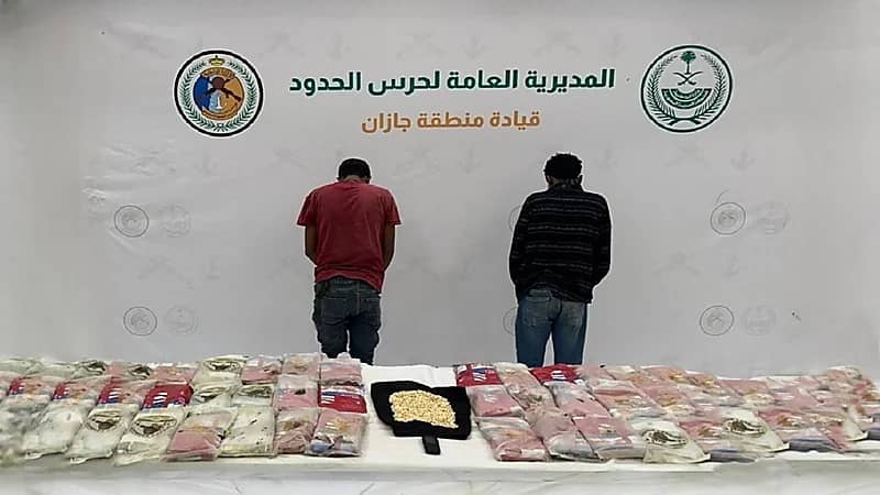 القبض على مقيمين لتهريبهما 43 كيلوجرامًا من الحشيش و3420 قرصًا من مادة الإمفيتامين 