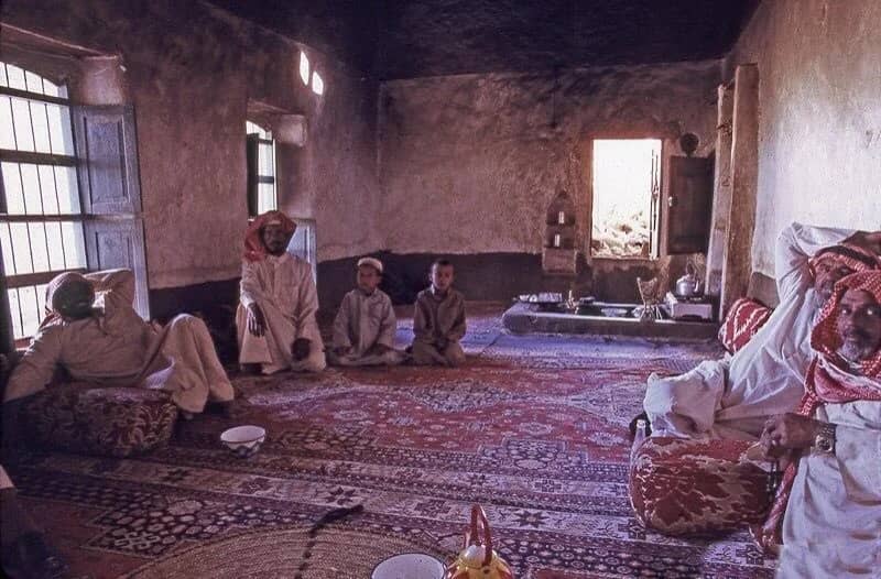 دفء الذكريات وعبق الماضي في جلسات الطيبين