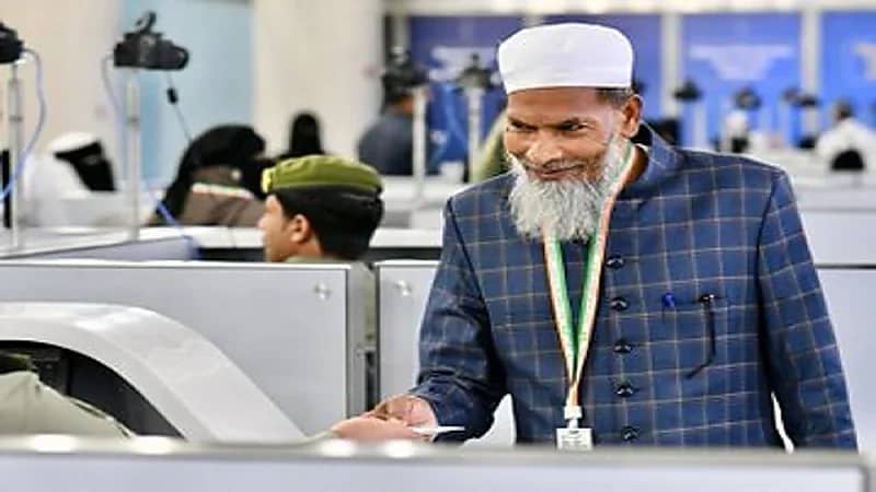 وصول أولى رحلات ضيوف الرحمن القادمين من الهند لمطار الأمير محمد بن عبدالعزيز