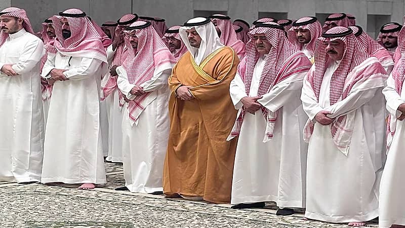 نائب أمير مكة يؤدي صلاة الميت على والدة الأمير فهد بن مقرن بن عبدالعزيز