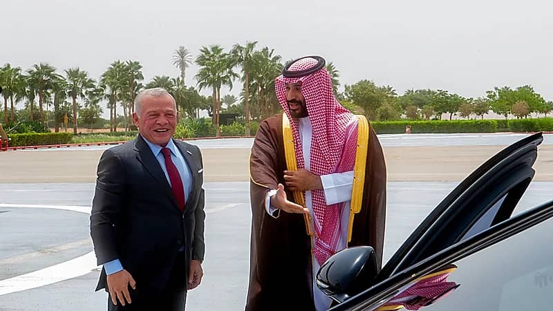 ملك الأردن يصل نيوم وسمو ولي العهد في مقدمة مستقبليه.. فيديو