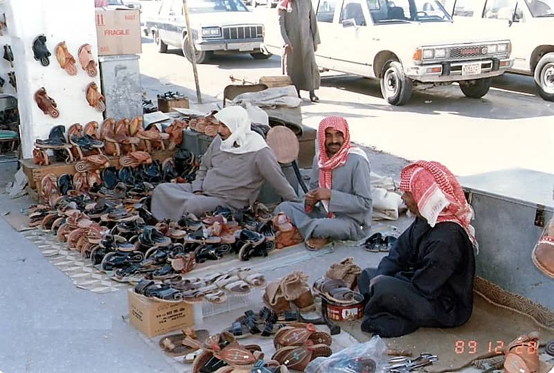 لقطة قديمة لبائع أحذية بالهفوف قبل 35 عام