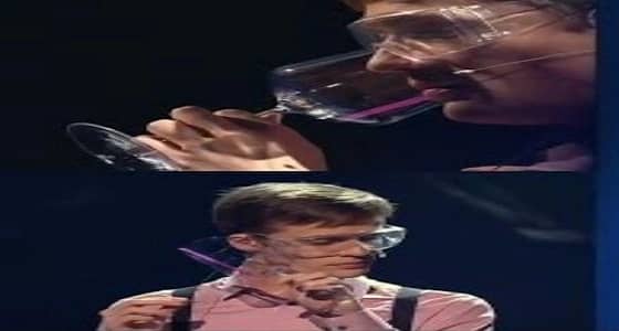 بالفيديو..شاب روسي  يكسر كأسا من الزجاج بصوته!!