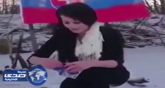 بالصور.. فتاة حقيرة تتبول على القرآن الكريم وتحرقه