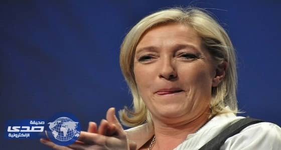 بالصورة..مارين لوبان المعادية للإسلام ترتدي الحجاب رغما عن أنفها!