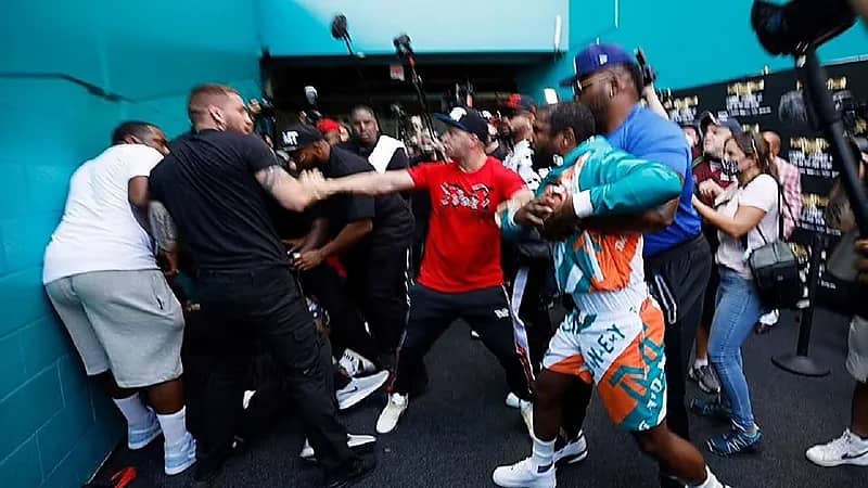 شاهد.. مشاجرة عنيفة بين الملاكم فلويد مايوي ومشهور اليوتيوب جيك بول