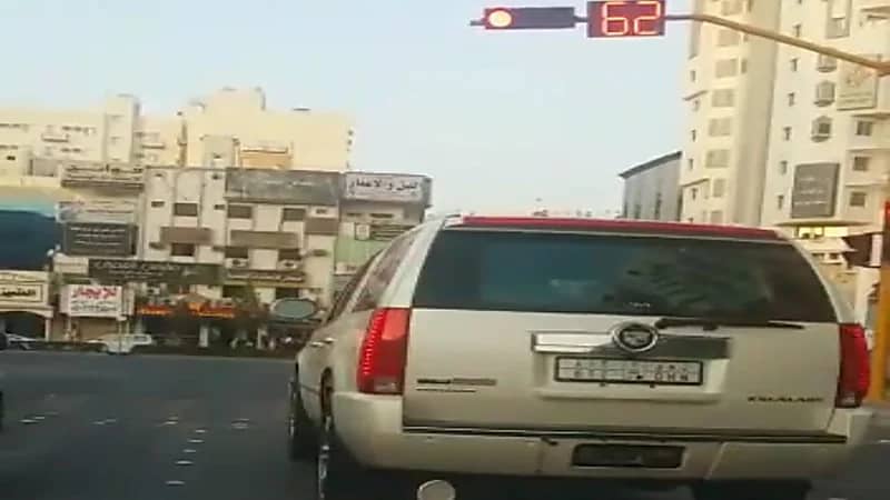 سائق يتعمد قطع الإشارة الحمراء عدة مرات في أحد مناطق المملكة "فيديو"