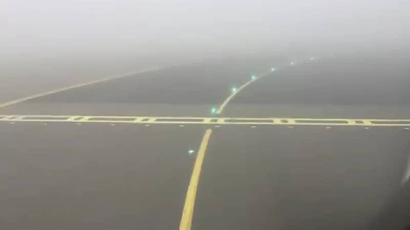 بالفيديو ..  طيار يوضح ما يحدث في المطارات أثناء الضباب
