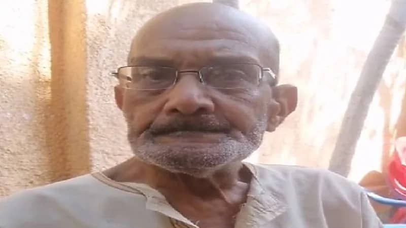 أبناء يطردون والدهم بعد تنازله عن ثروته لهم