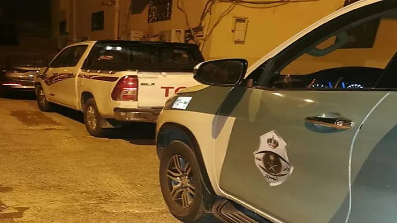 شاهد.. سائق يقود مركبته بتهور ويعرض المارة للخطر