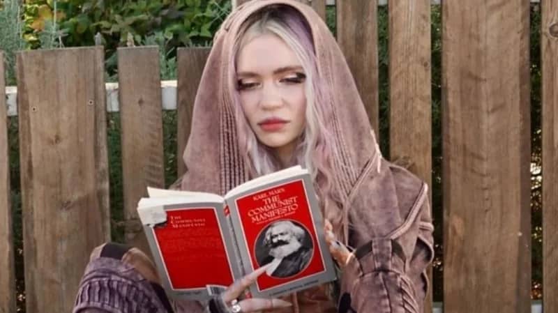 بالصور.. طليقة أغنى رجل في العالم على الرصيف