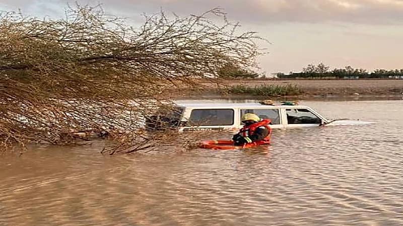 بالصور.. مدني حريملاء ينقذ أشخاص احتجزوا داخل مركبة