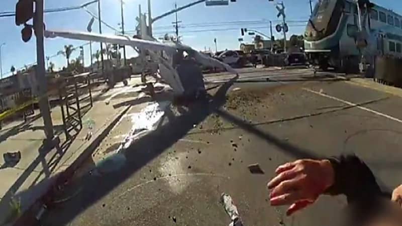 بالفيديو.. لحظة اصطدام قطار بطائرة في كاليفورنيا