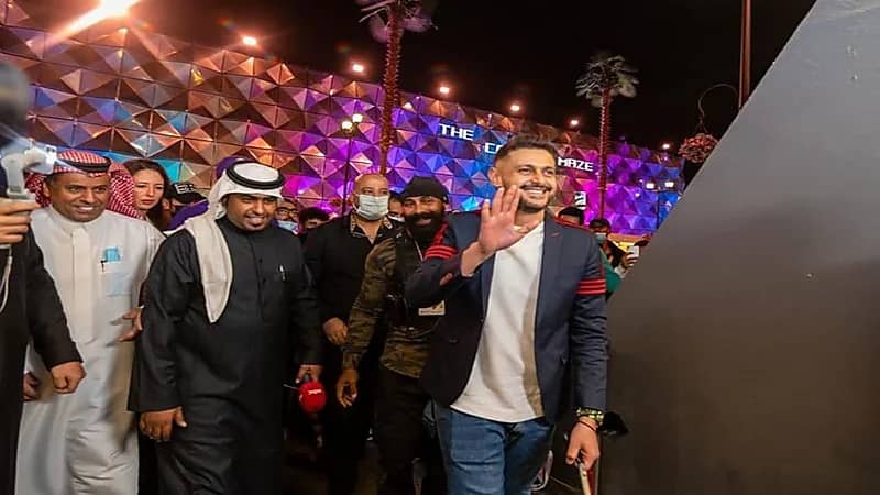 بالصور.. رامز جلال يفاجئ الجمهور في موسم الرياض