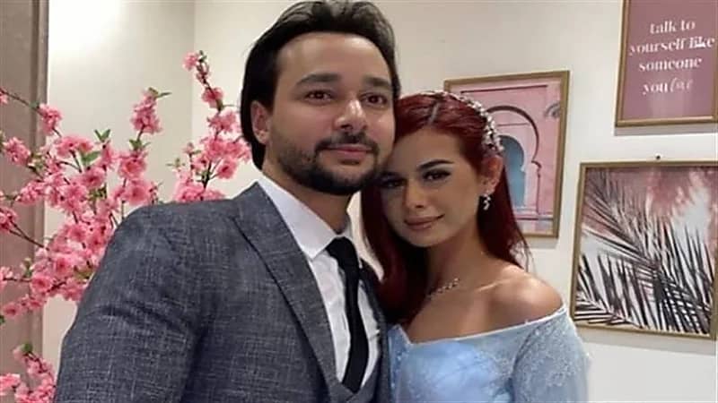 محمود المهدي: منة عرفة انفصلت عني بسبب مكالمة من كبيرهم