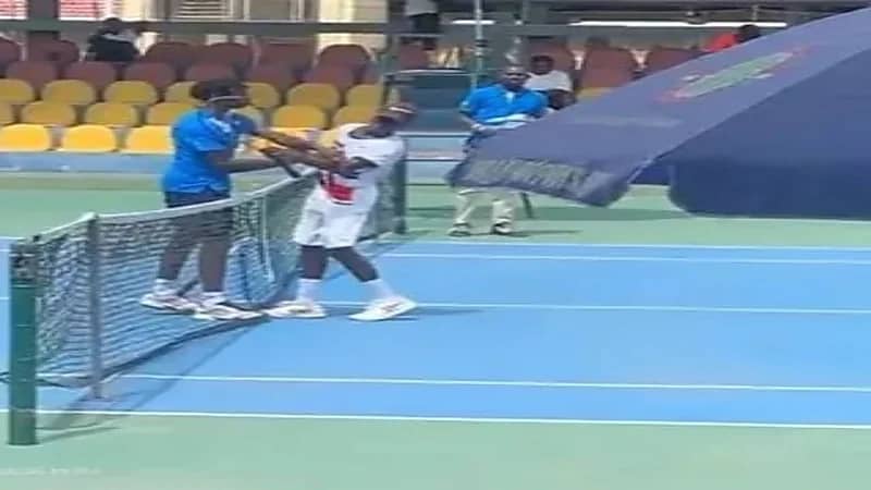 شاهد.. لحظة صفع لاعب تنس لخصمه على طريقة سميث