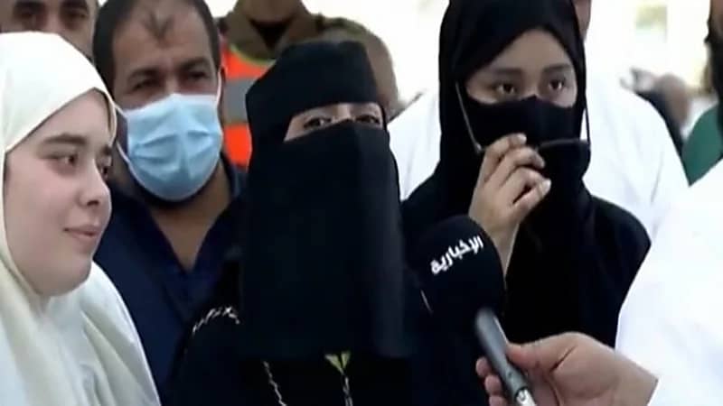 شاهد.. مواطنة تبكي أثناء توجيهها رسالة لشقيقها السجين