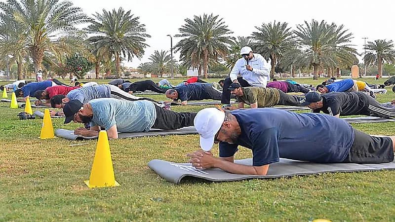 بالفيديو.. مواطن يقدم خبرته في اللياقة البدنية لأكثر من 300 متدرب في بريدة
