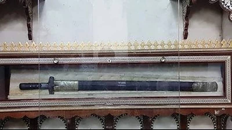 سيف الرسول من داخل غرفة المقتنيات النبوية بمسجد الحسين