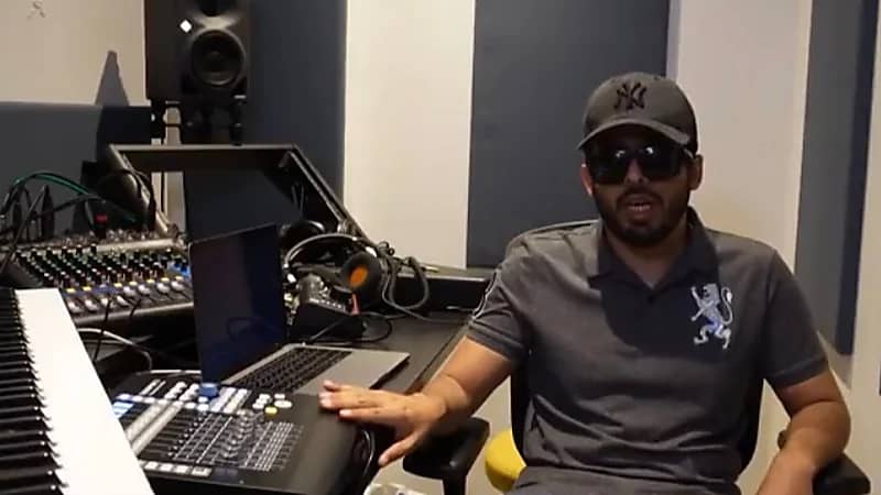 شاهد.. ناشط اجتماعي بحقوق المكفوفين يروي تجربته العملية في أحد الأستوديوهات