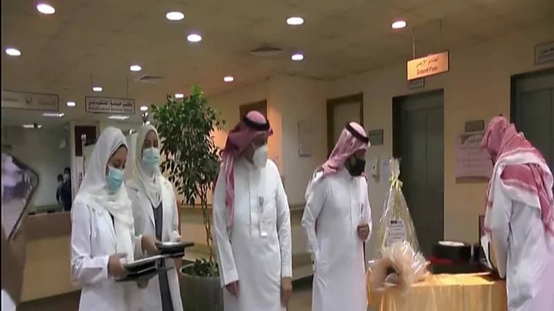 بعد تكريم المستشفى.. أخصائية تمريض : أخرجنا الطفل من أسفل السيارة وكان قلبه متوقف (فيديو)