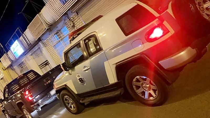 ضبط متهور قاد مركبته دون الجلوس على مقعد السائق بعسير