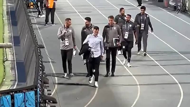 بالفيديو.. جماهير الهلال تحيي مدرب الطائي
