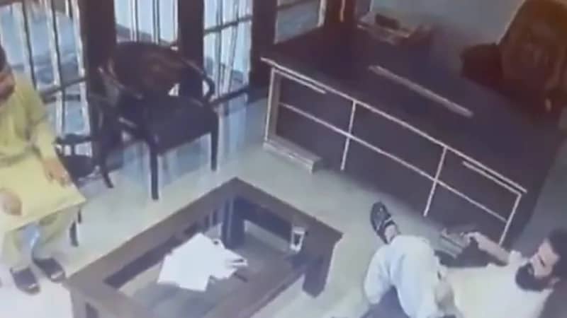 رجل أعمال باكستاني ينتحر بعد خسارته 3.5 مليون دولار  ..  فيديو