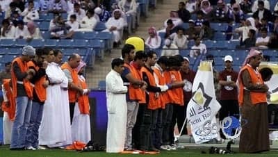 منظمي لقاء الهلال والريان يمنعون المصورين من اداء صلاة العشاء!