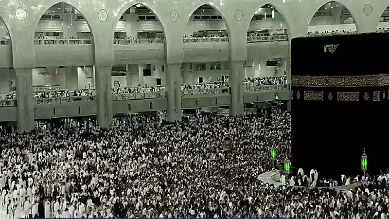 شاهد.. صحن المطاف يمتلئ بالمعتمرين والزائرين في ليلة الجمعة