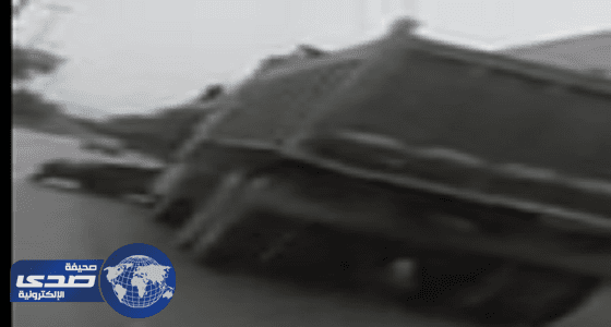 بالفيديو.. تصادم مركبتين وسيارة بطريق الملك فهد