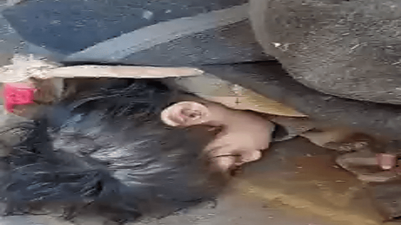 أسرة تكبل طفلتها بحبال في أحد أعمدة المنزل وتعتدي عليها