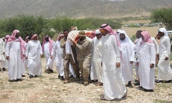 محافظ بارق يؤدى صلاة الجنازة على الشهيد البارقي .. ويعزي أهله