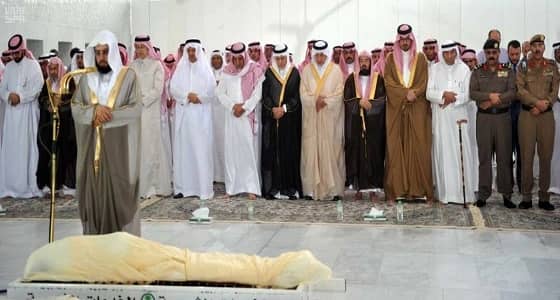 بالصور..أمير مكة يؤدي صلاة الجنازة على أخيه الأمير "محمد بن فيصل"