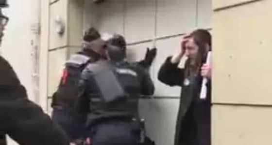 لحظة اعتداء إسرائيلي على حاخام معارض للصهيونية ومتعاطف مع الفلسطينيين