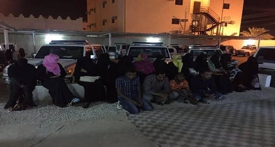 أمن وادي الدواسر يقبض على 17 مجهولاً بينهم مجموعة في أوضاع مخلة